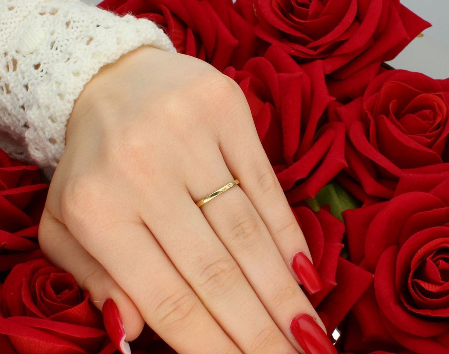 Złoty pierścionek damski próby 585 z cyrkonią. Idealny na zaręczyny, rozmiar 12, waga 1,97 g, szerokość elementu ozdobnego 4 mm, szerokość szyny 1 mm. Piękna biżuteria na wyjątkowe okazje.1.jpg